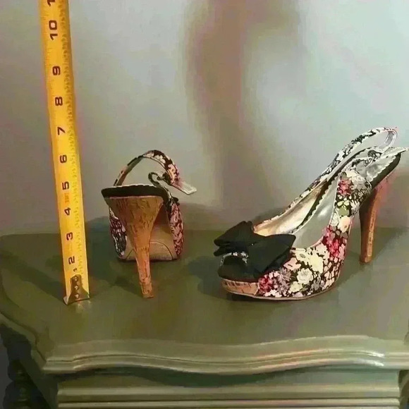 Floral sling back women’s size 8.5 heels - Picture 2 of 4
